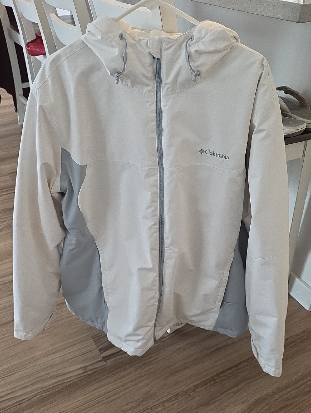 Columbia Hooded Winter Ski Jacker in White and Light Gray